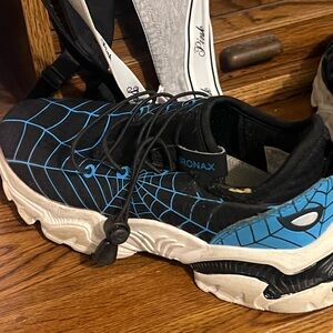 size 4 boys sneakers